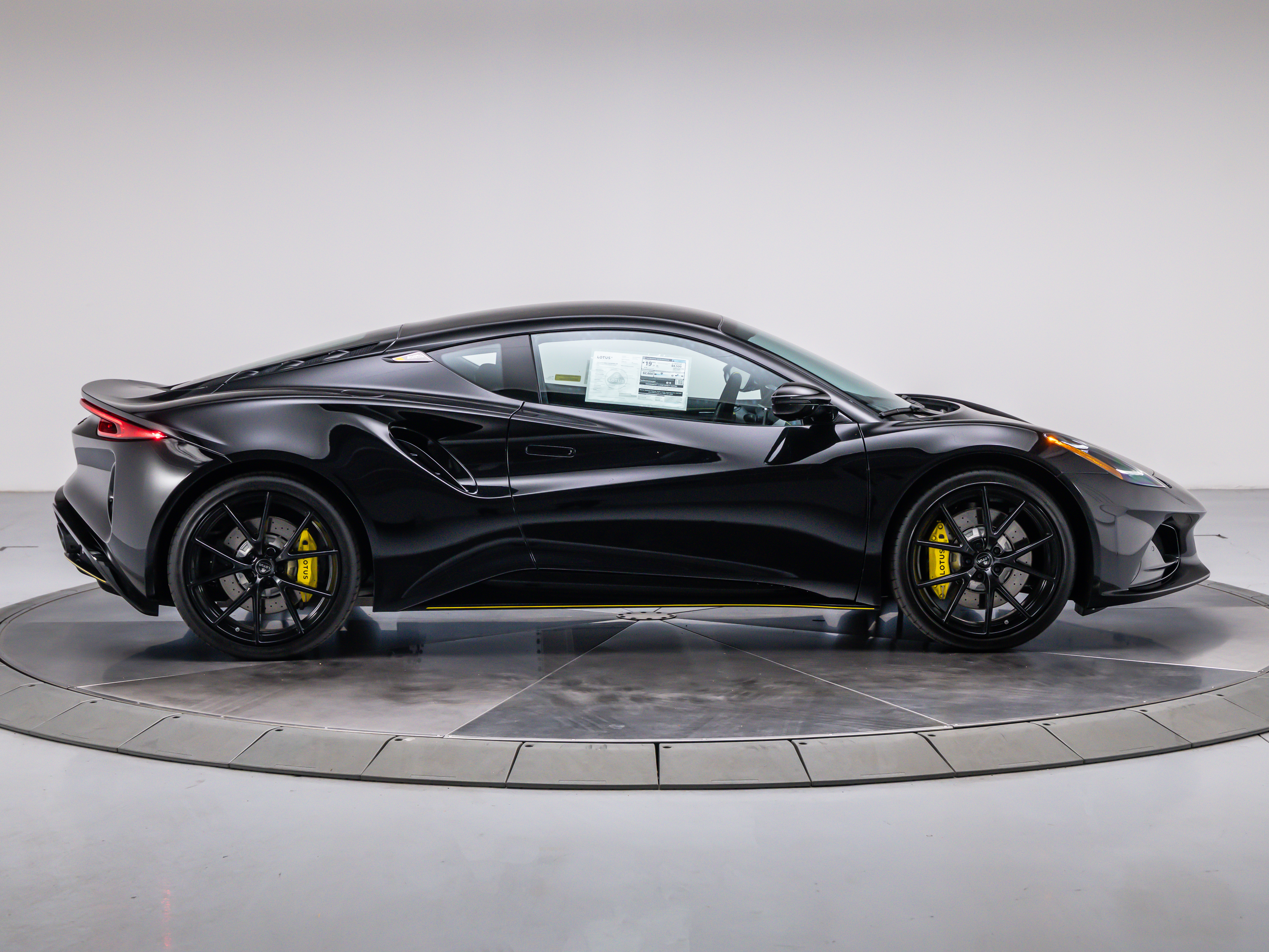 2026 Lotus Emira - Photo 6