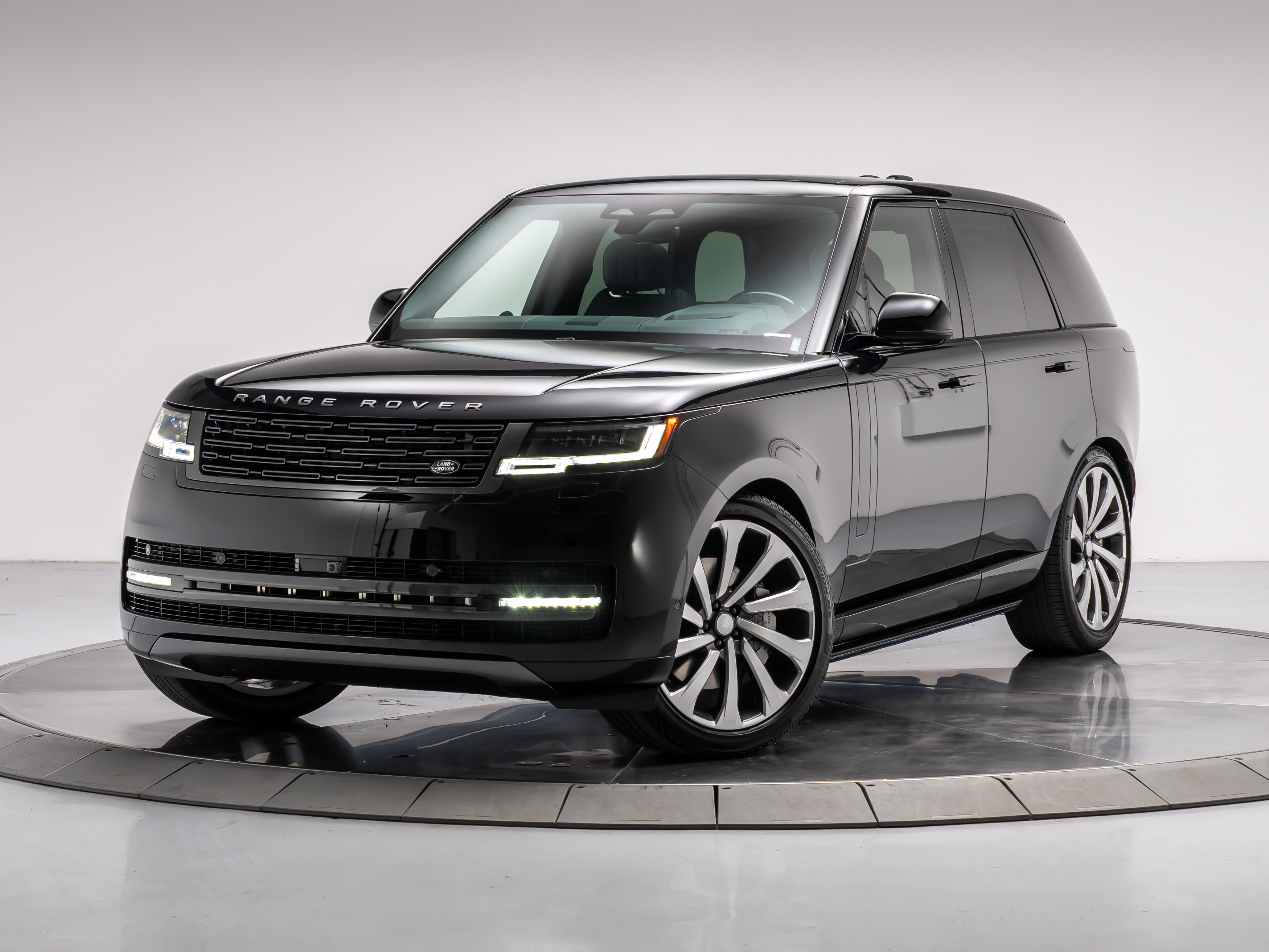 New 2025 Land Rover Range Rover P530 SE