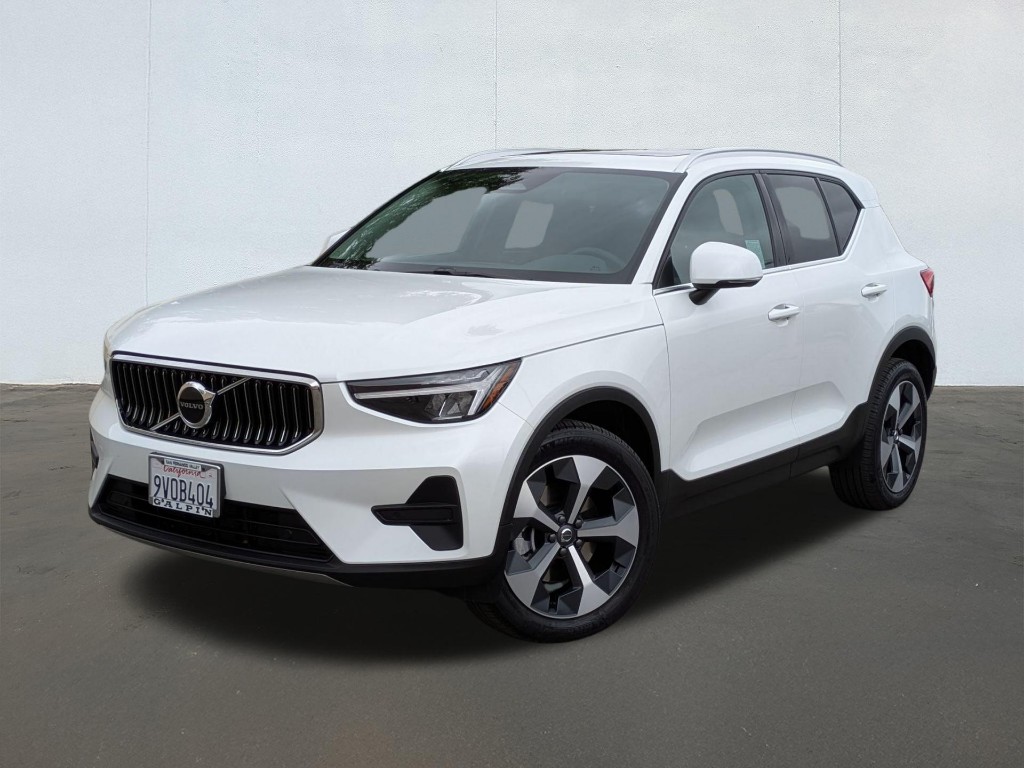 2025 Volvo XC40 B5 Core Bright Theme