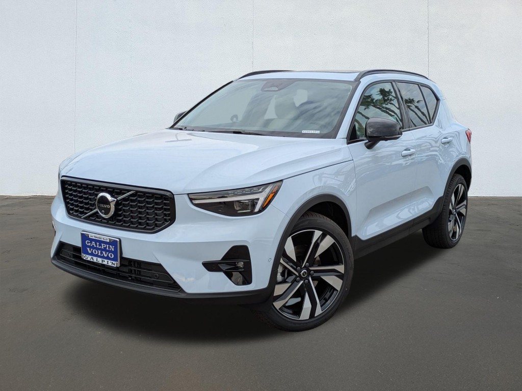 2026 Volvo XC40 B5 Ultra Dark