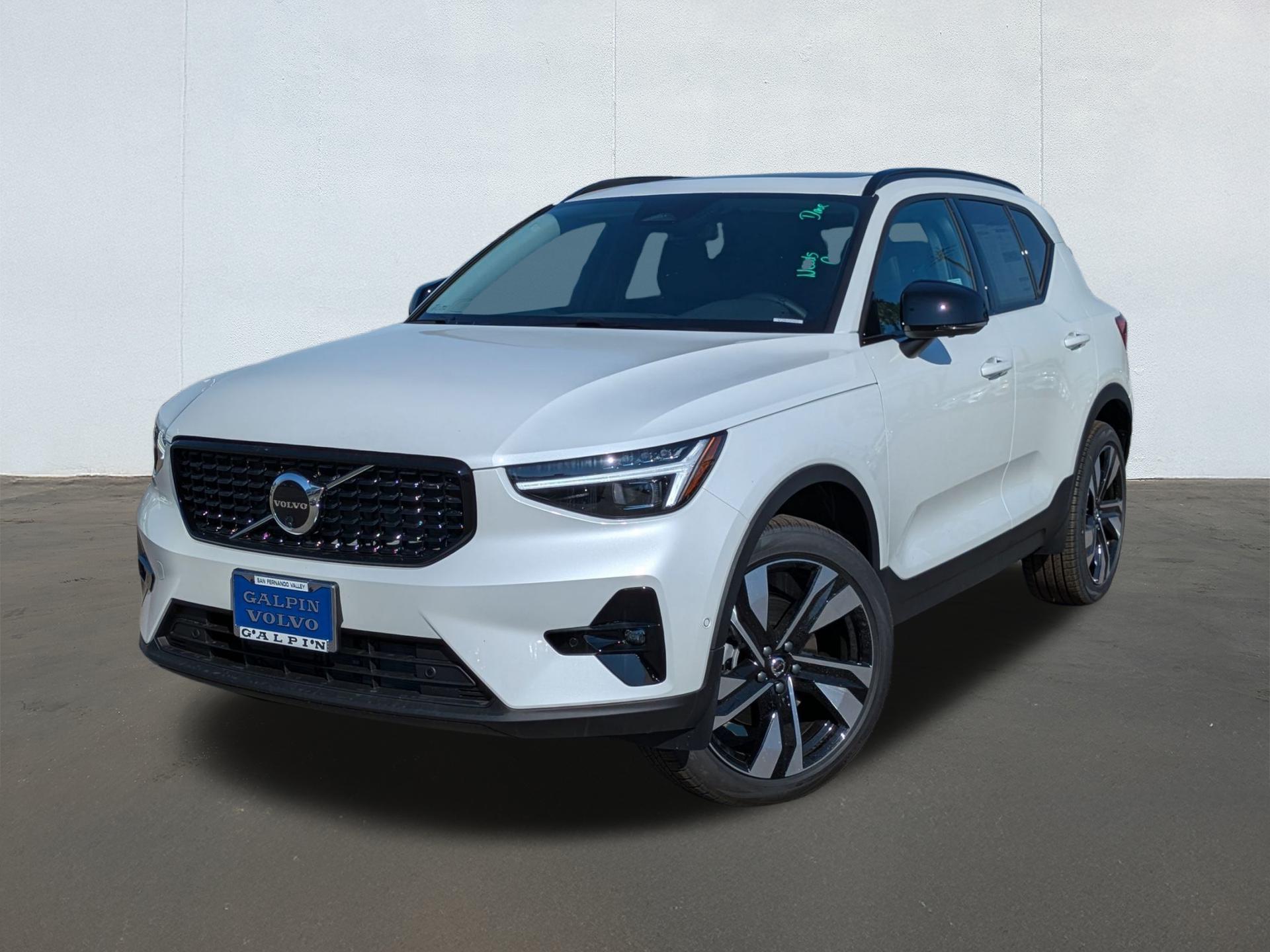 New 2026 Volvo XC40 B5 Ultra Dark
