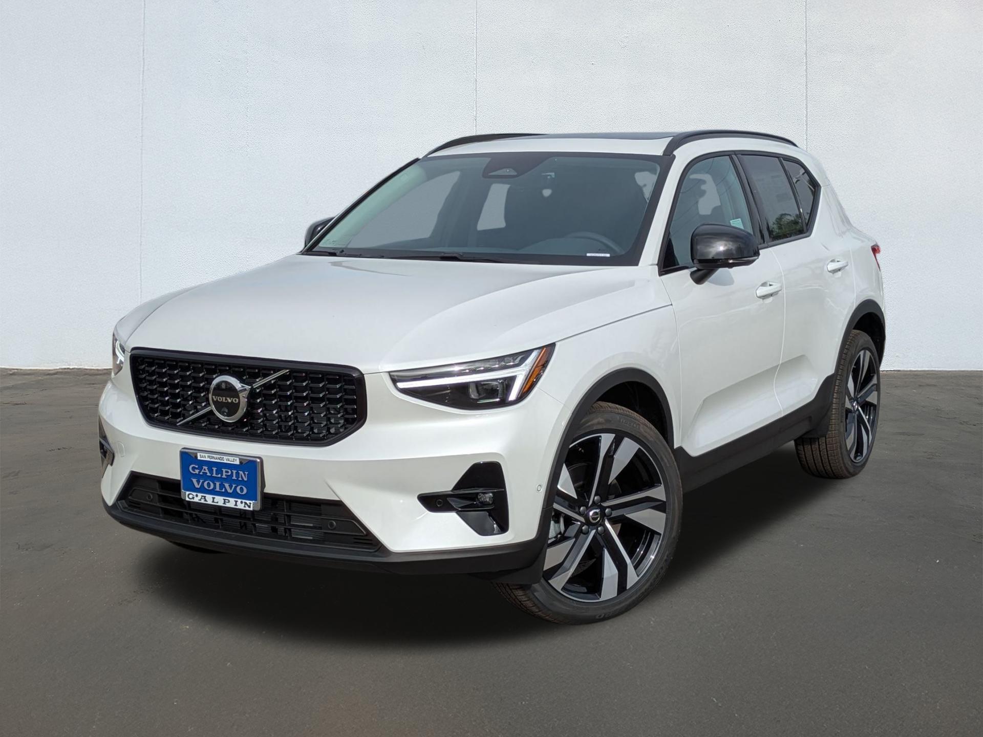 New 2026 Volvo XC40 B5 Plus Dark