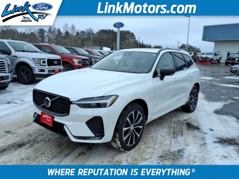 2024 Volvo XC60 Plus Dark Theme