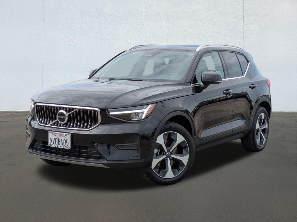 2025 Volvo XC40 B5 Core Bright Theme