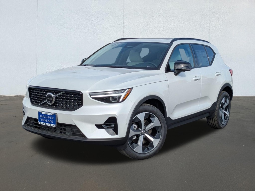 2026 Volvo XC40 B5 Plus Dark