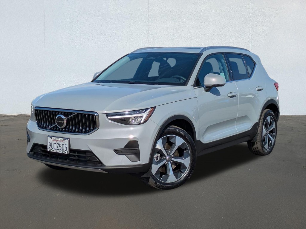 2025 Volvo XC40 B5 Core Bright Theme