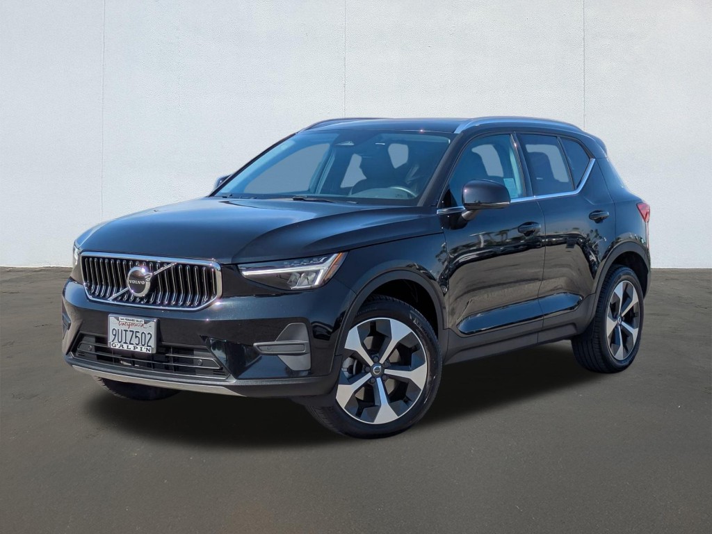 2025 Volvo XC40 B5 Core Bright Theme
