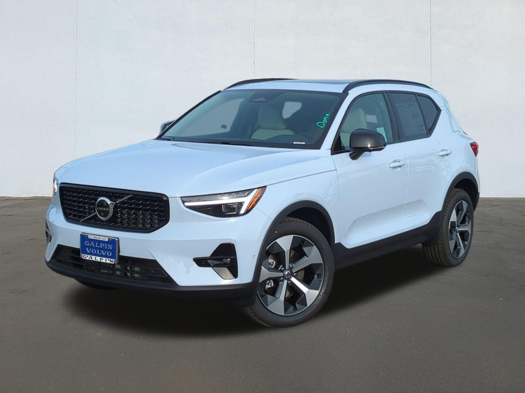 2026 Volvo XC40 B5 Plus Dark