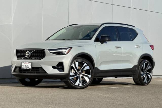 2024 Volvo XC40 B5 Plus Dark Theme