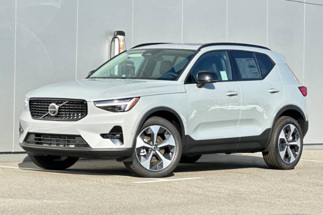 2026 Volvo XC40 B5 Plus