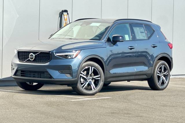 2026 Volvo XC40 B5 Core