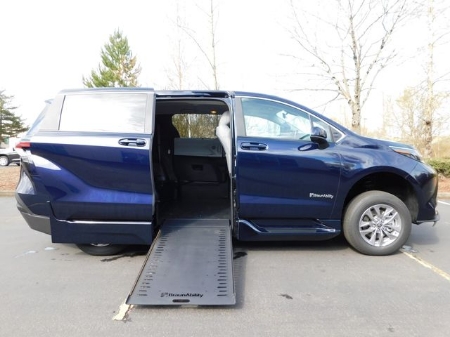 2025 Toyota Sienna LE