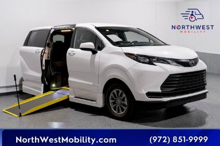 2025 Toyota Sienna LE