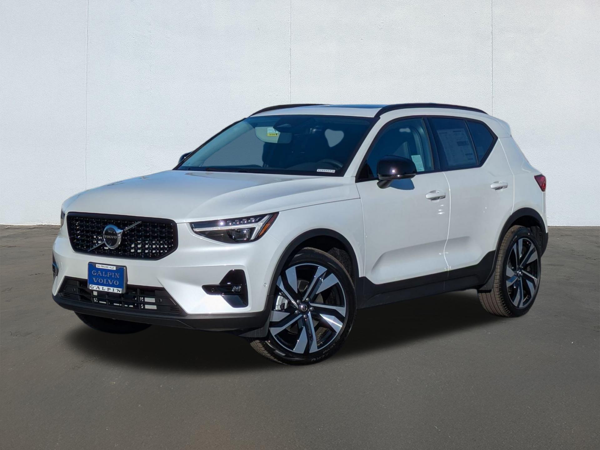 New 2026 Volvo XC40 B5 Ultra Dark