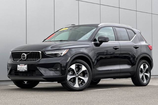 2025 Volvo XC40 B5 Plus Bright Theme