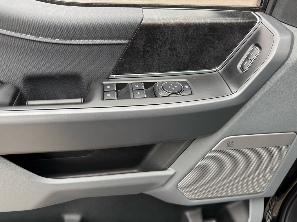 2025 Ford F-150 Lightning Flash - Photo 8