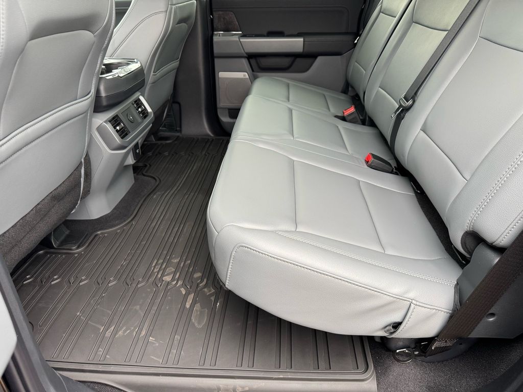 2025 Ford F-150 Lightning Flash - Photo 9