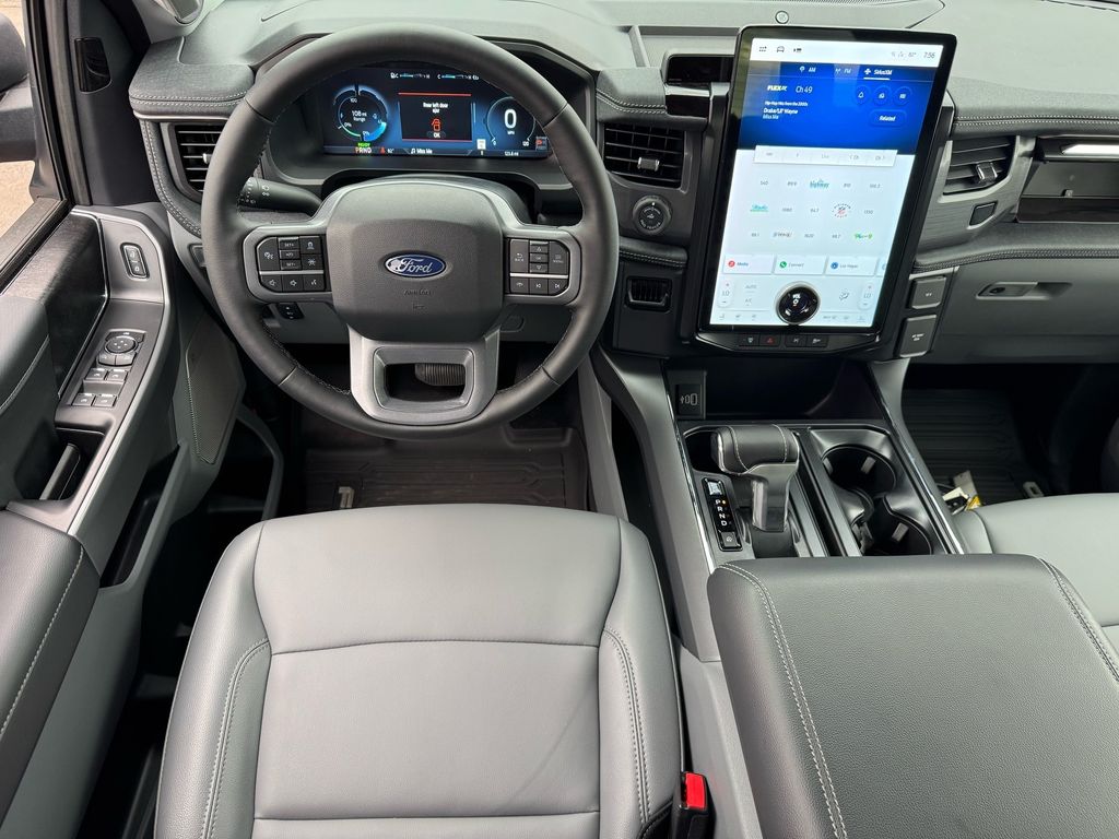 2025 Ford F-150 Lightning Flash - Photo 10