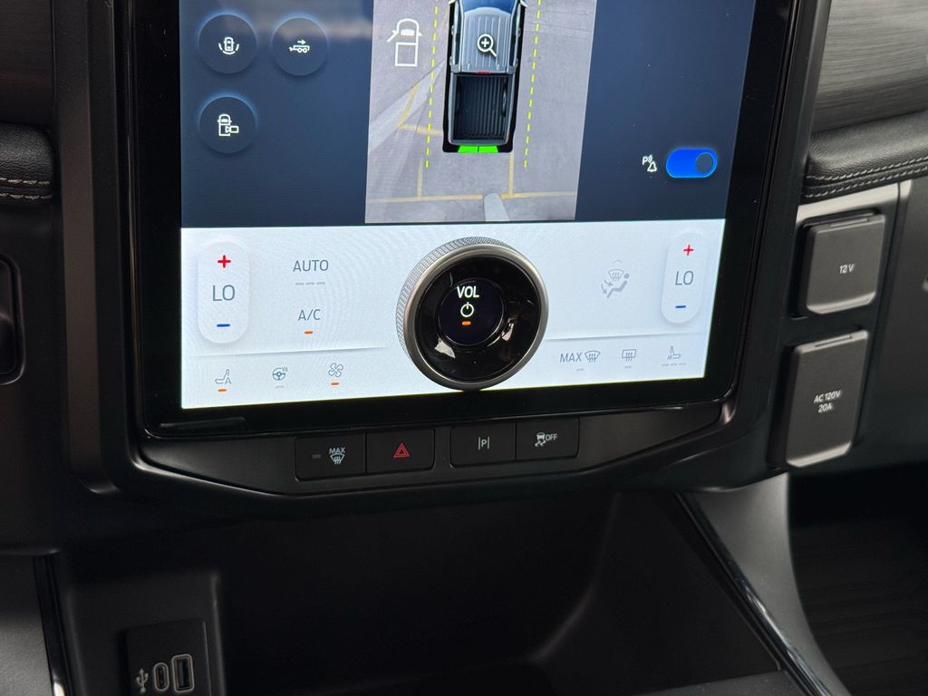 2025 Ford F-150 Lightning Flash - Photo 13