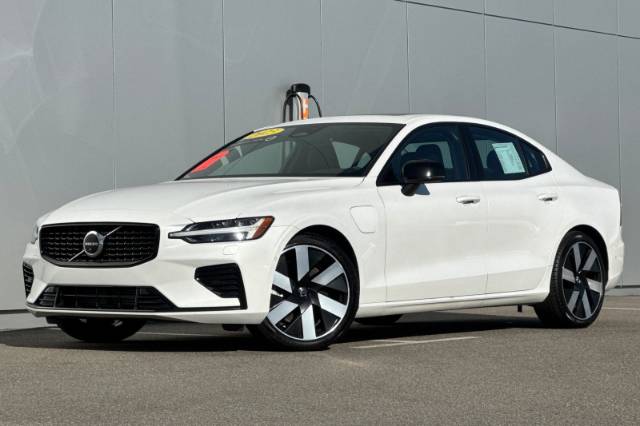 2023 Volvo S60 Recharge Plug-In Hybrid T8 Plus Dark Theme