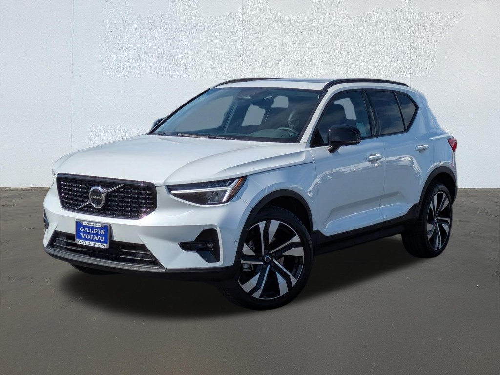 2023 Volvo XC40 B5 Ultimate Dark Theme