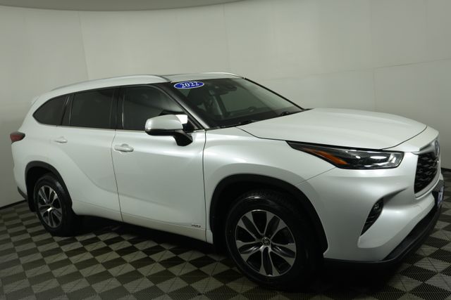 Used 2022 Toyota Highlander XLE with VIN 5TDHBRCH6NS554800 for sale in Kansas City