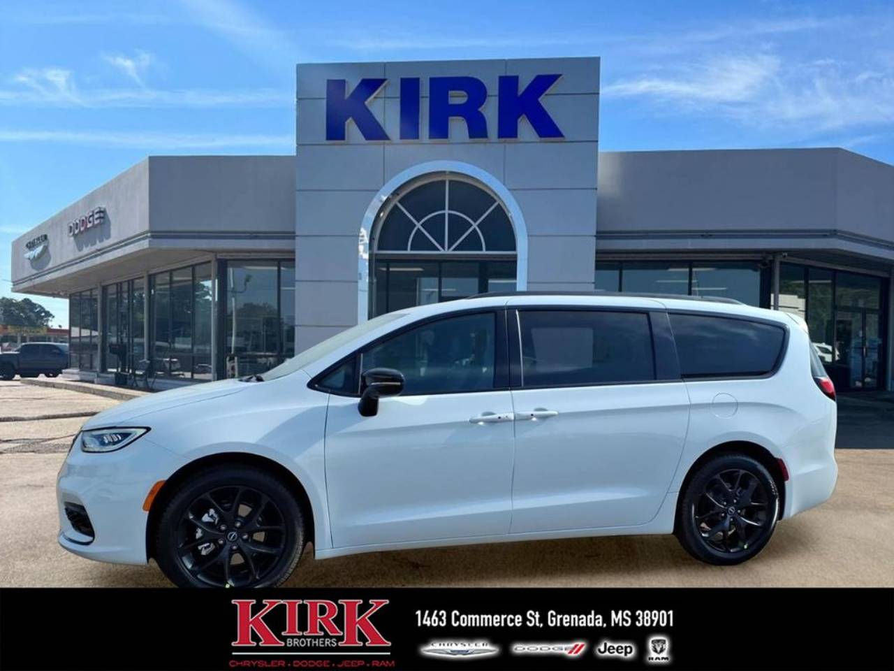 2026 Chrysler Pacifica Select's photo