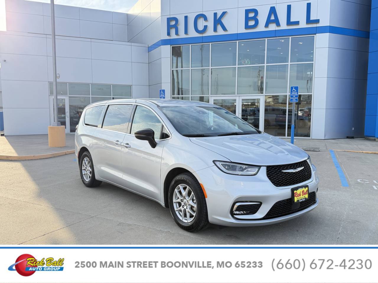2024 Chrysler Pacifica Touring L's photo
