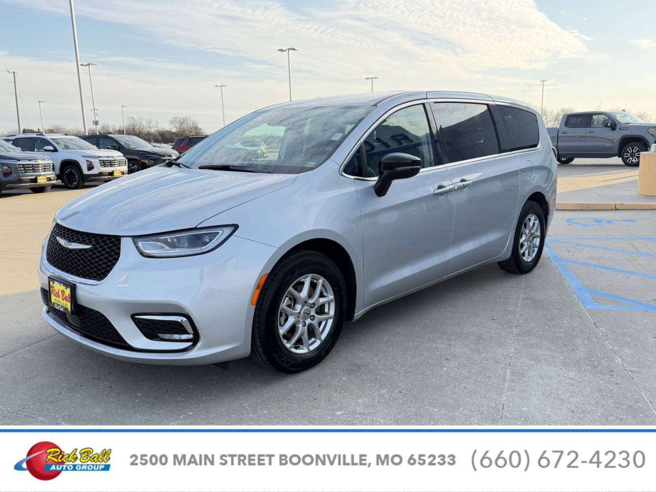 Used 2024 Chrysler Pacifica Touring L with VIN 2C4RC1BG6RR162720 for sale in Kansas City