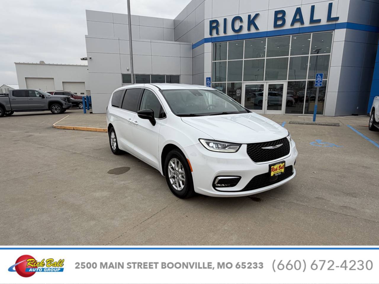 2024 Chrysler Pacifica Touring L's photo