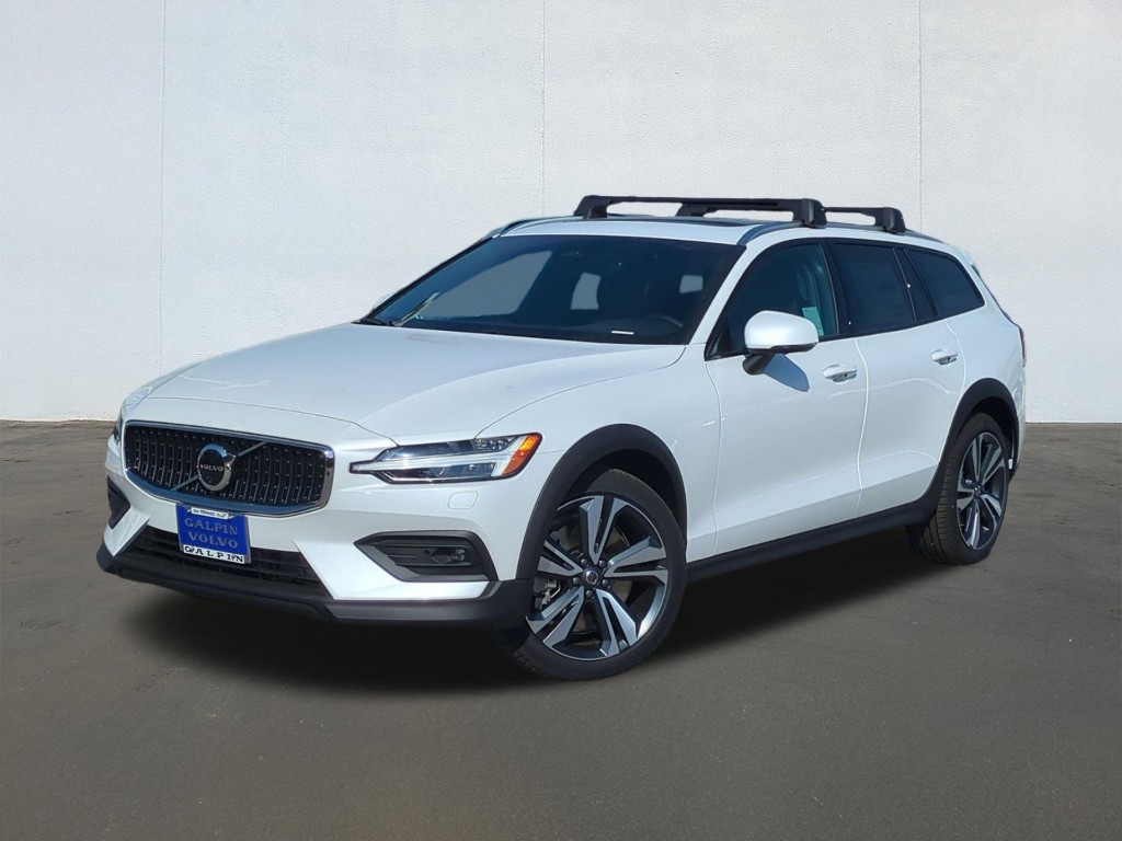 2026 Volvo V60 Cross Country B5 Plus Bright