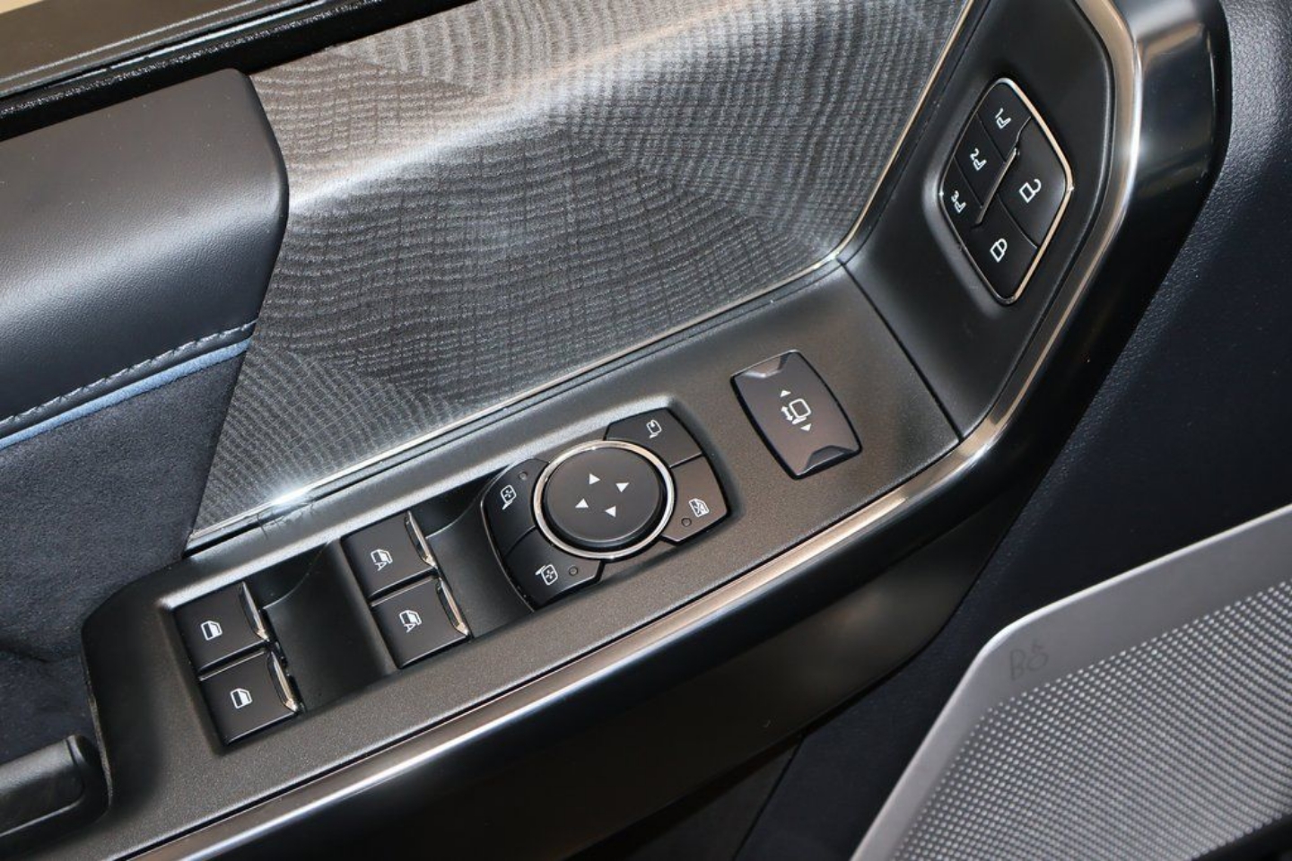 2025 Ford F-350 Super Duty Platinum - Photo 10