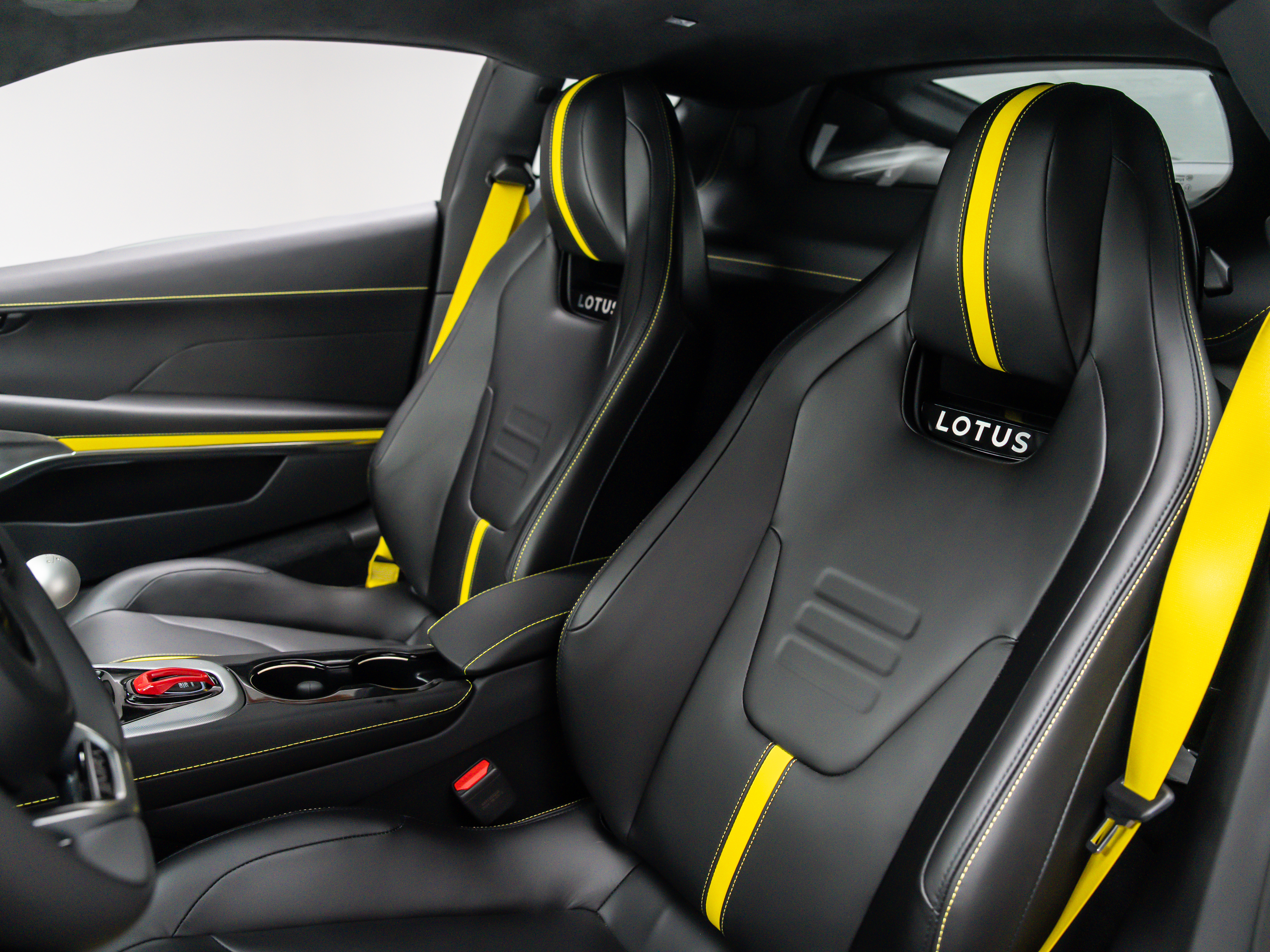 2026 Lotus Emira - Photo 15