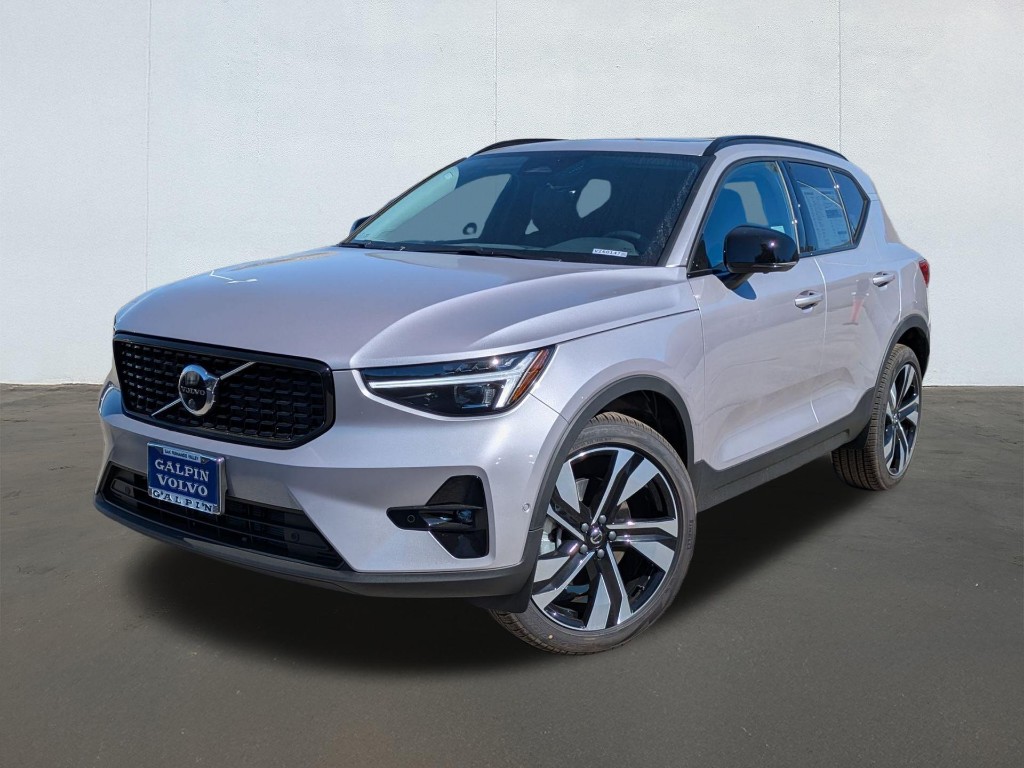 2026 Volvo XC40 B5 Ultra Dark
