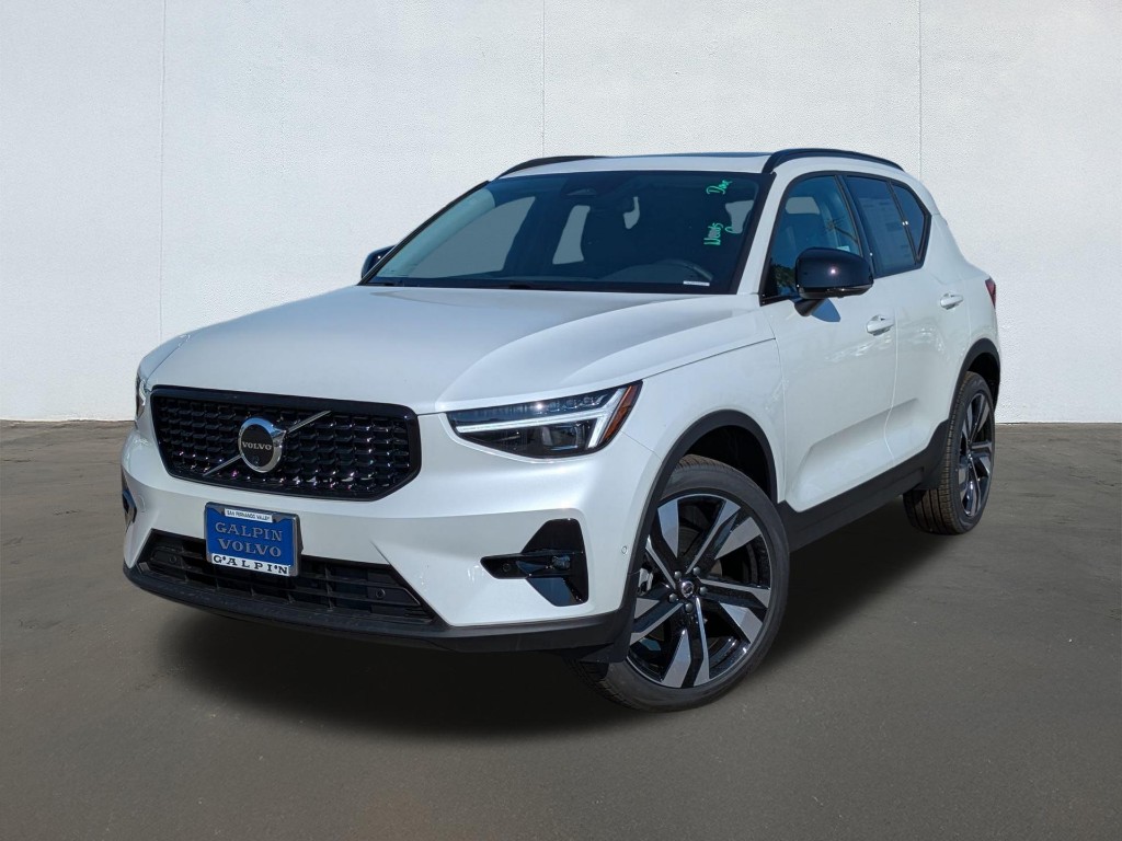 2026 Volvo XC40 B5 Ultra Dark