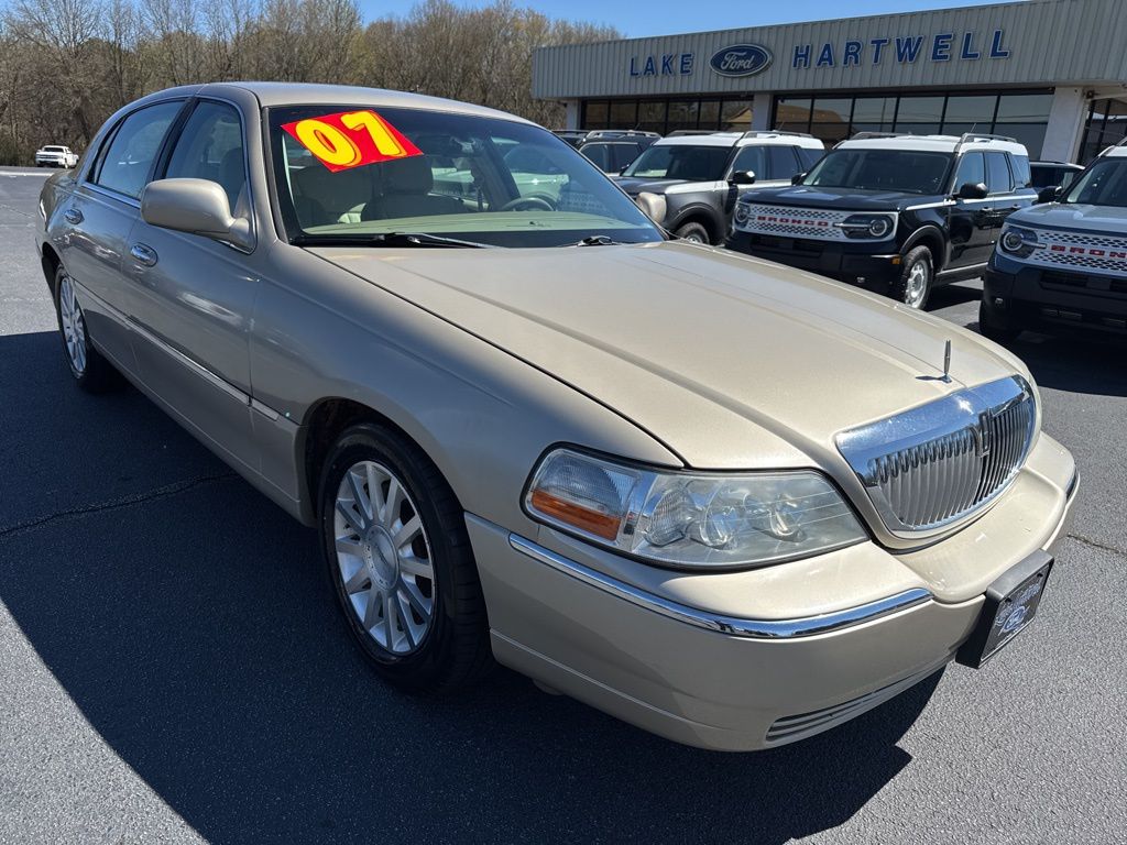 Used 2007 Lincoln Town Car Signature