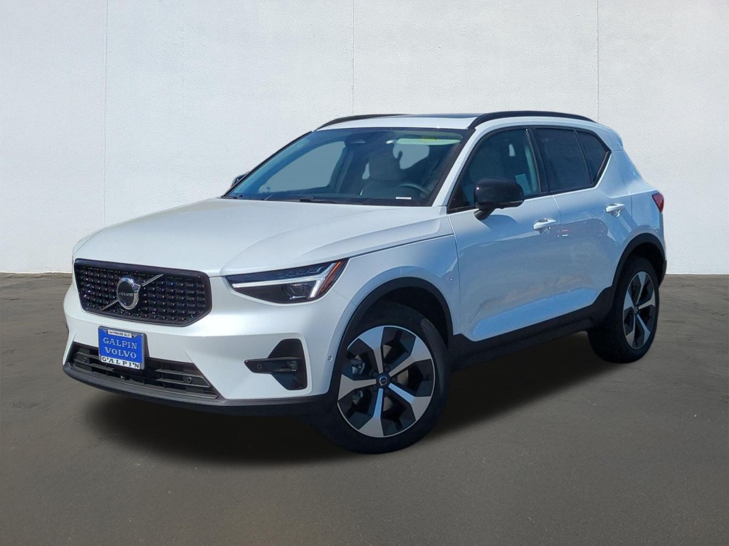 2026 Volvo XC40 B5 Plus Dark