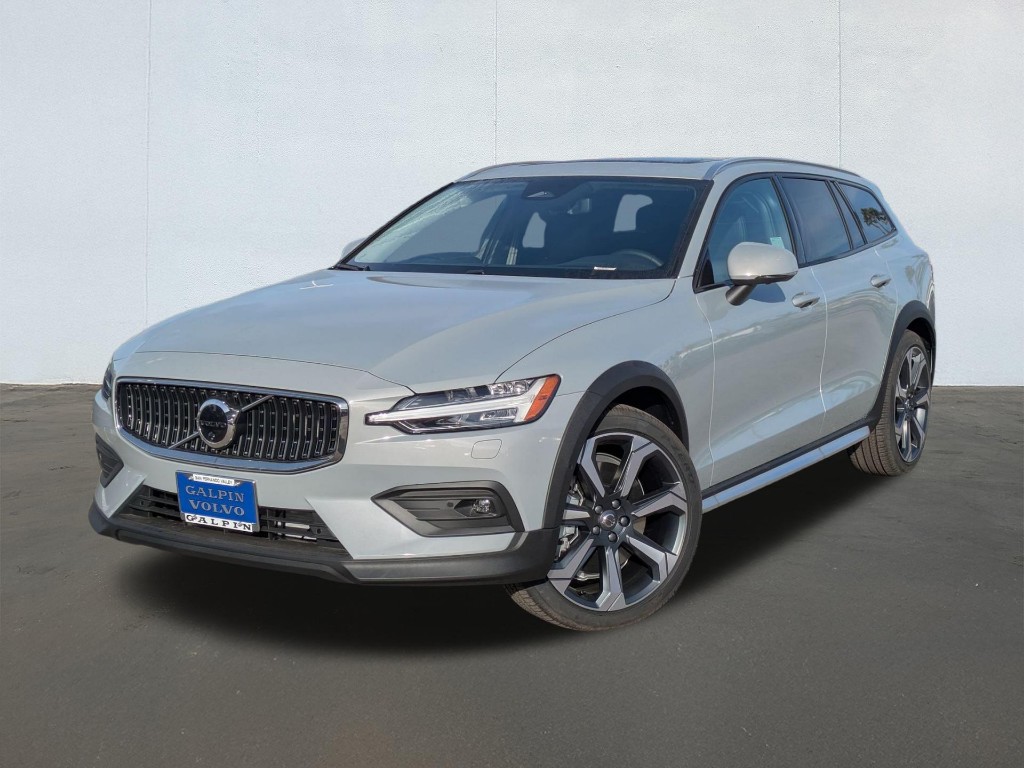 2026 Volvo V60 Cross Country B5 Ultra Bright