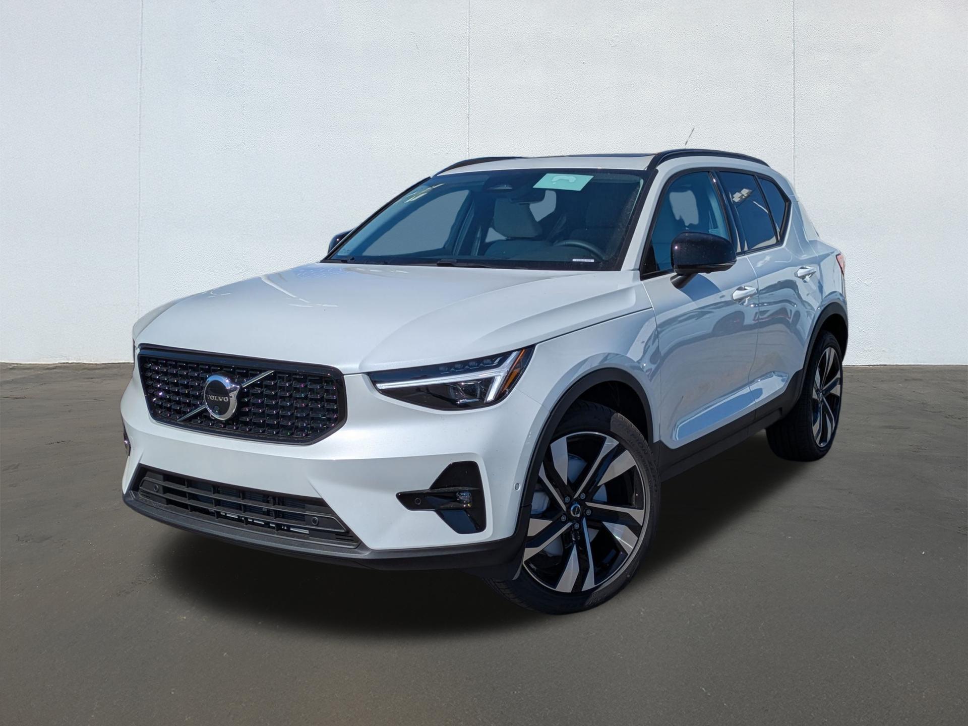 New 2026 Volvo XC40 B5 Ultra Dark