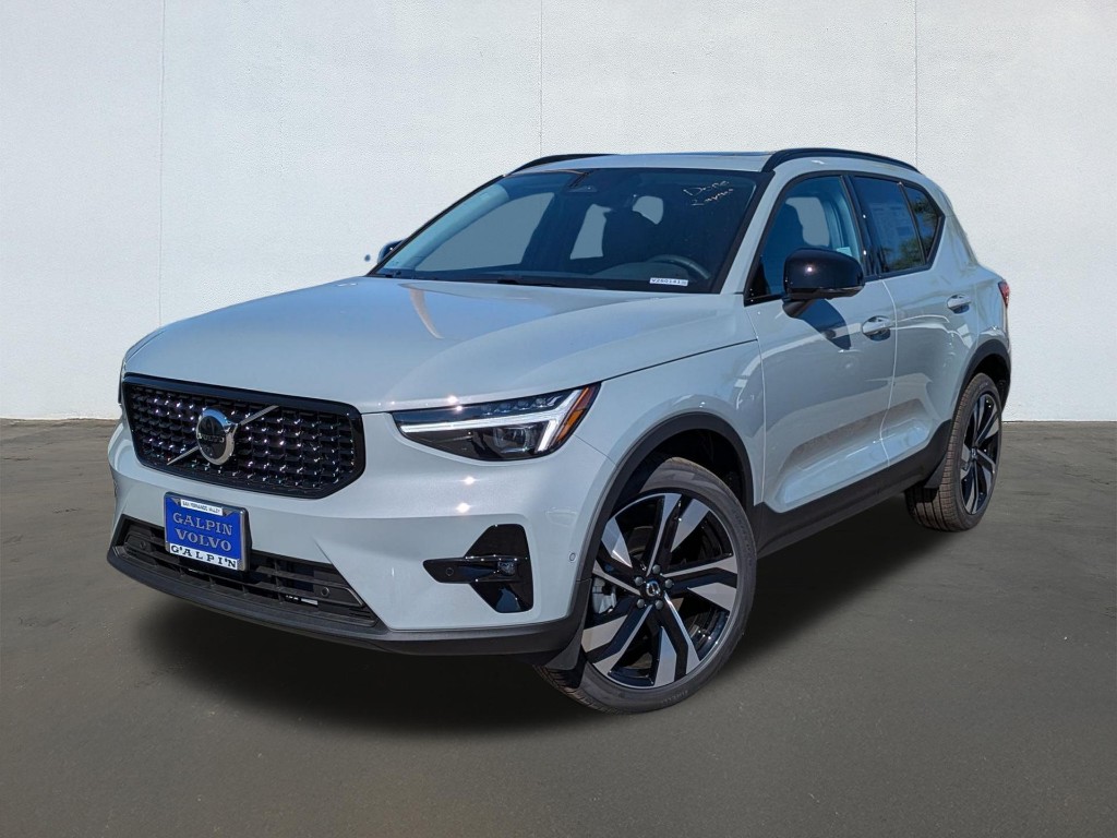 2026 Volvo XC40 B5 Ultra Dark