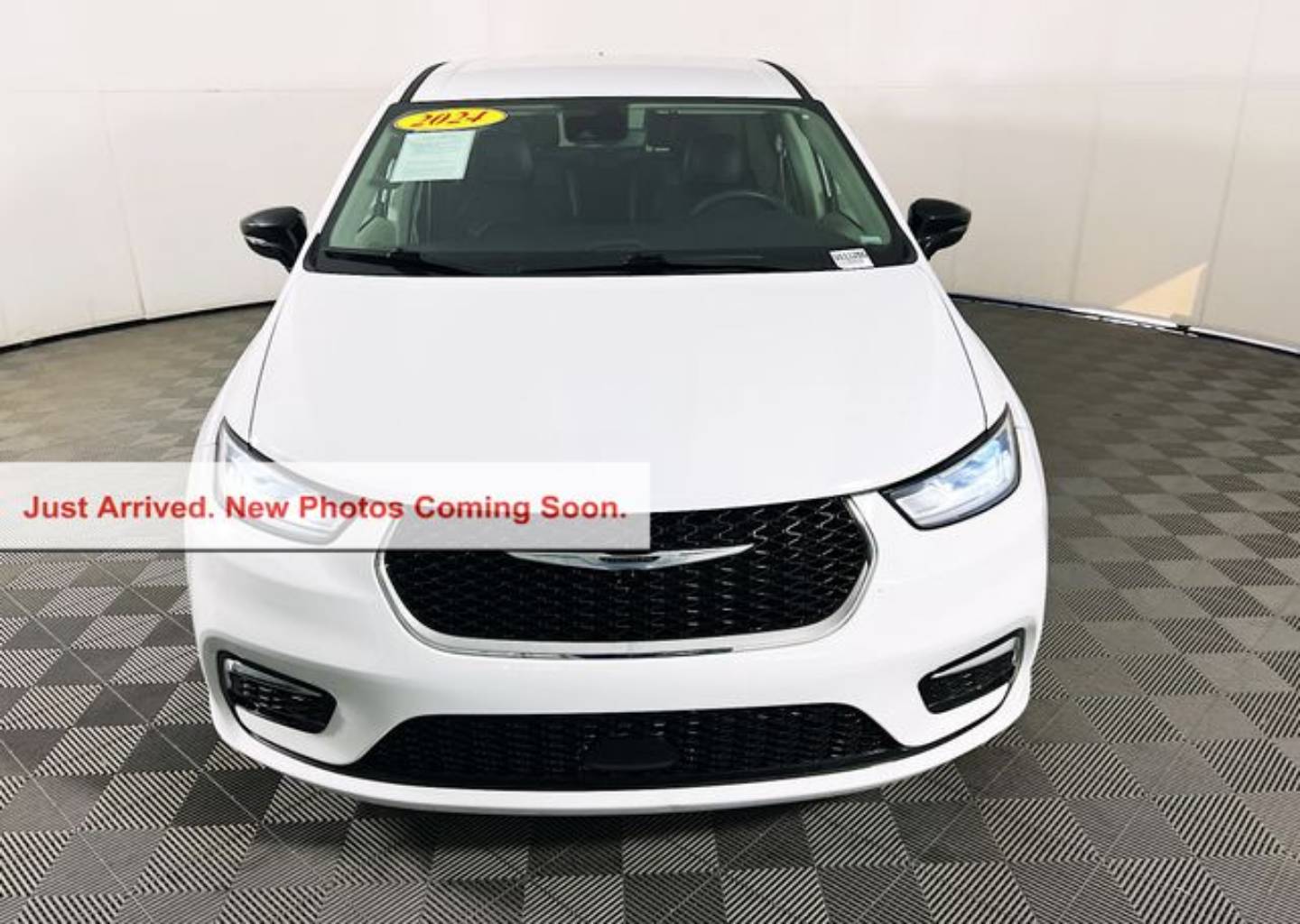 Used 2024 Chrysler Pacifica PHEV Select with VIN 2C4RC1S77RR118192 for sale in Selma, CA