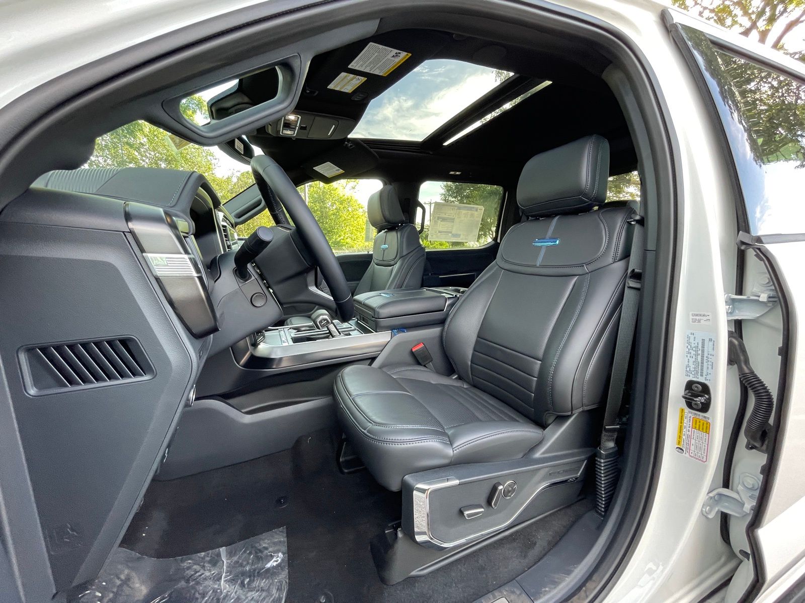 2025 Ford F-150 Platinum - Photo 8