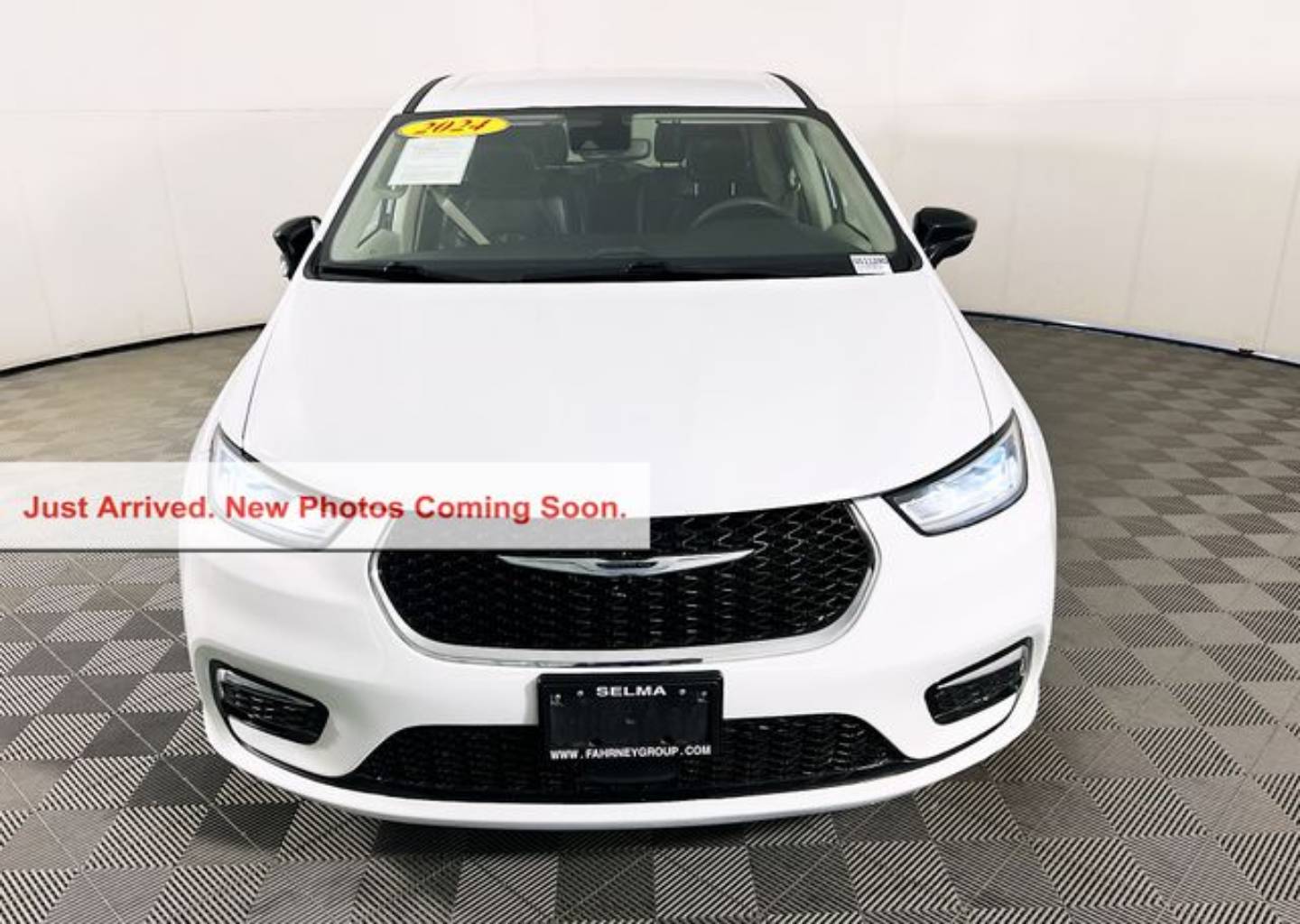 Used 2024 Chrysler Pacifica PHEV Select with VIN 2C4RC1S71RR156582 for sale in Selma, CA