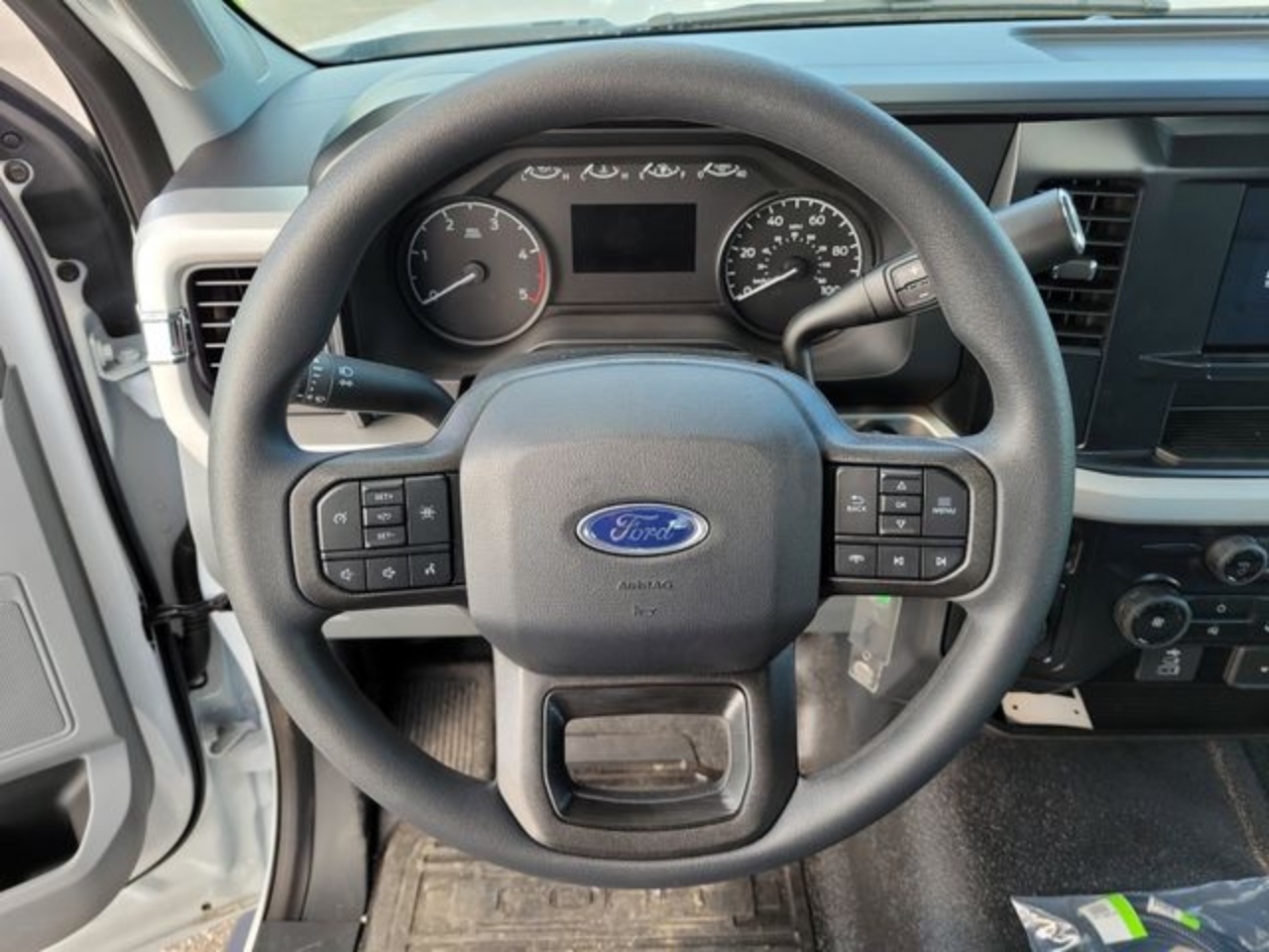 2025 Ford F-350 Super Duty Chassis Cab XL - Photo 11