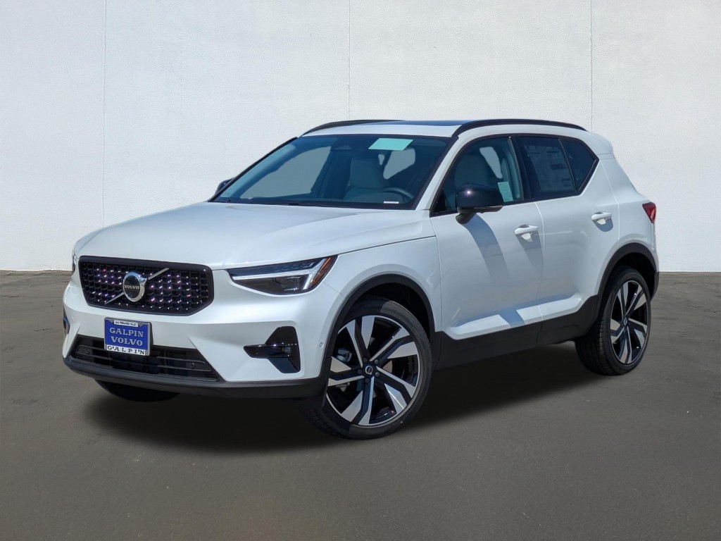 2026 Volvo XC40 B5 Ultra Dark