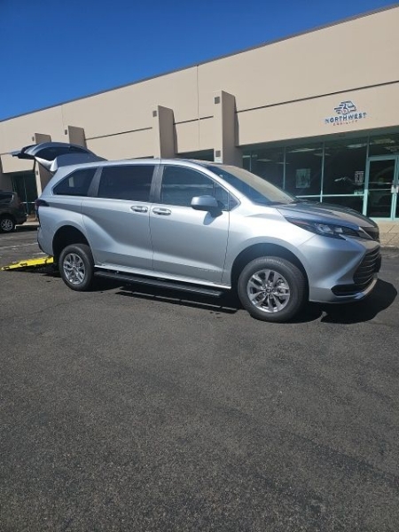 2025 Toyota Sienna LE