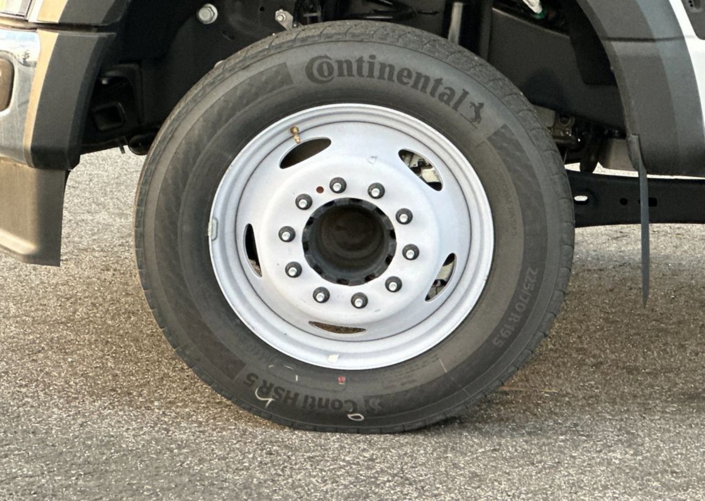 2025 Ford F-550 Super Duty Chassis Cab XL - Photo 23