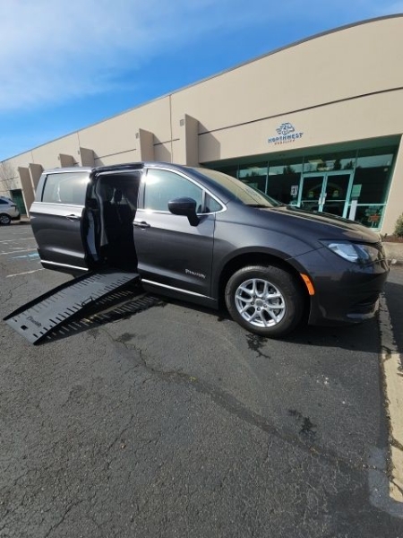 2022 Chrysler Voyager LX