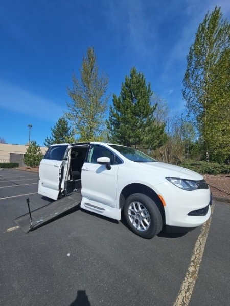 2022 Chrysler Voyager LX