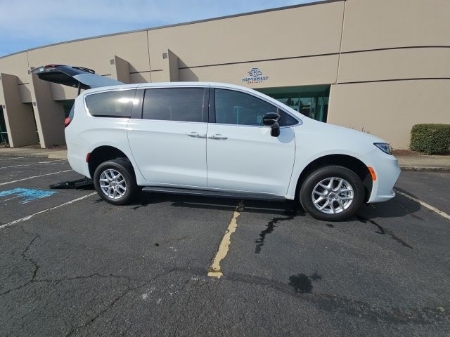 2024 Chrysler Pacifica Touring